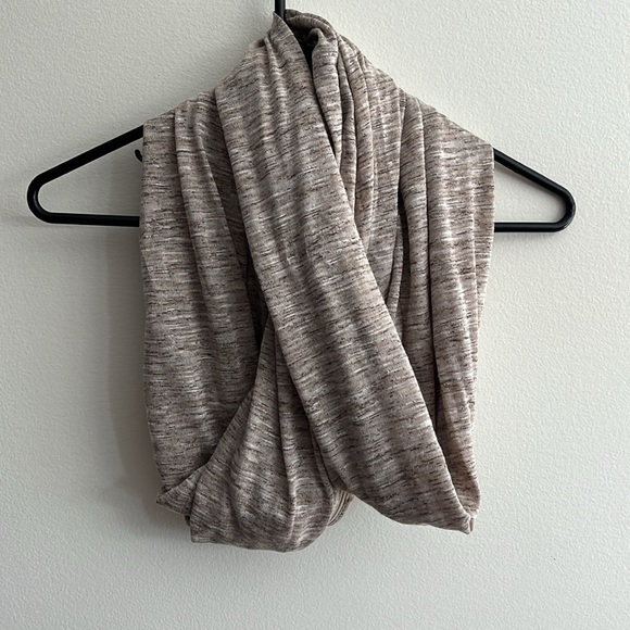 Sholdit Pocket Scarf - Picture 4 of 6